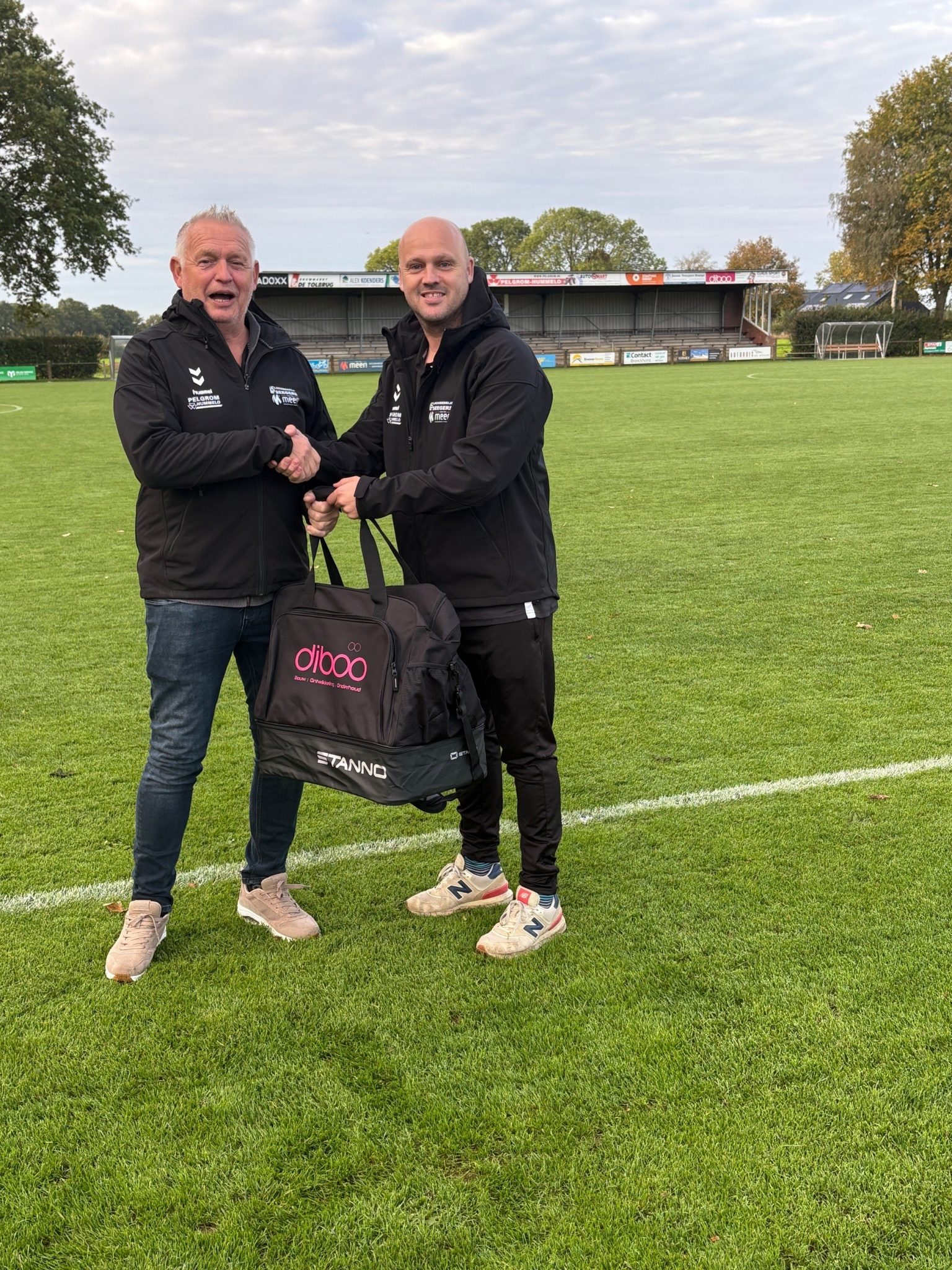 Het 3e elftal krijgt nieuwe tassen